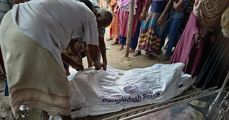 ত্যার ঘটনা ধামাচাপা দেওয়া হচ্ছে এমন সন্দেহ পু‌লিশ গৃহবধূর মরদেহ আটকে দেয়